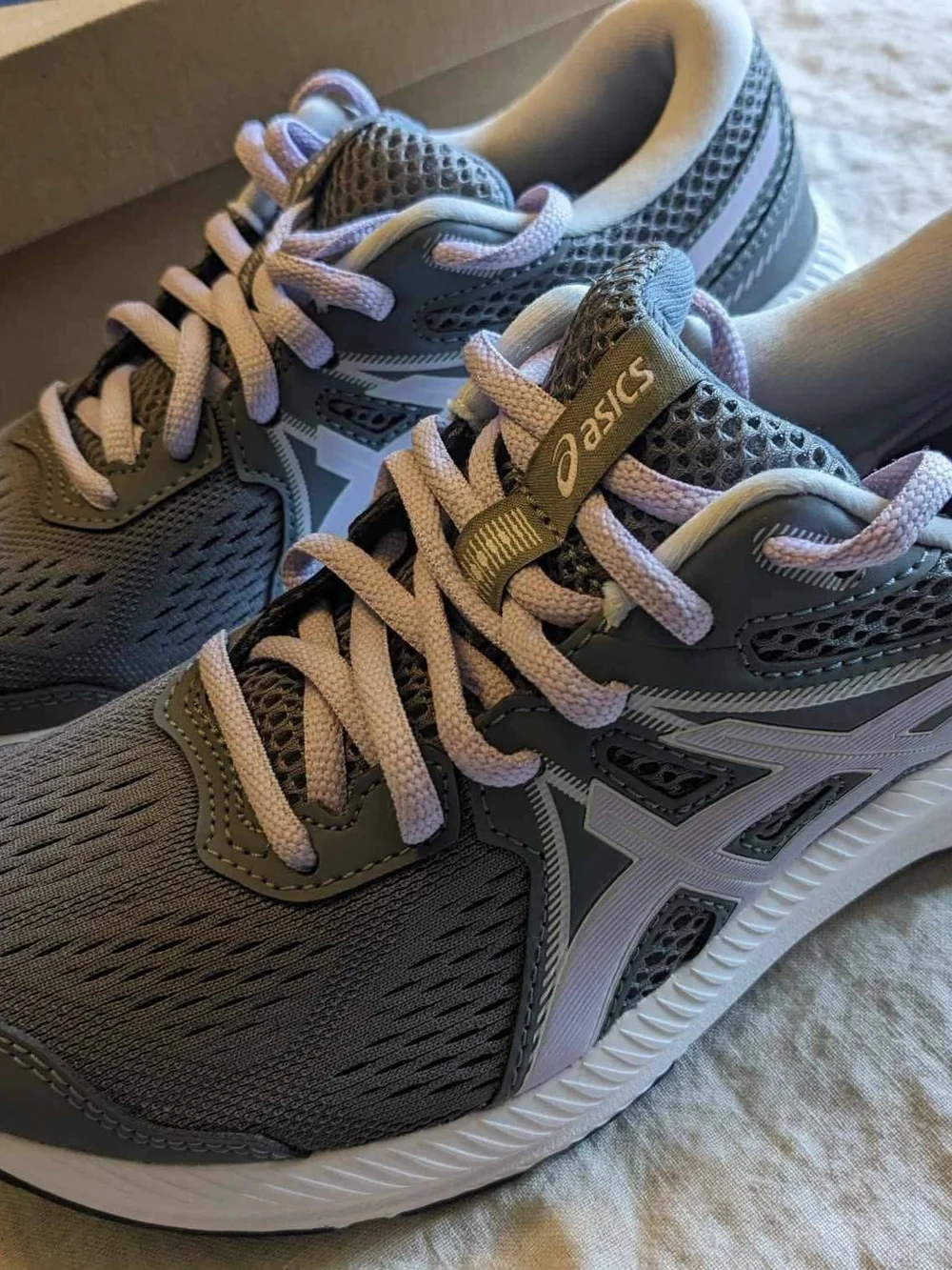 ASICS Women's Running Shoes in Gray & Light Purple. Size 6 1/2. New